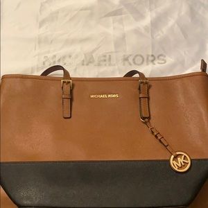 MICHAEL KORS Jet Set Travel Med Top-Zip Tote Bag